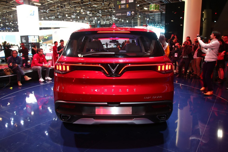 "Soi" kỹ hai mẫu xe VinFast trên sàn Triển lãm ô tô Paris 2018 - 22
Trang bị tiêu chuẩn là hệ dẫn động cầu sau và tùy chọn là hệ dẫn động 4 bánh AWD. Xe có khả năng tăng tốc 0-100 km/h trong 8,9 giây với hệ dẫn động cầu sau và 9,1 giây với hệ dẫn động AWD.