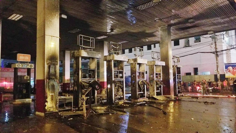 Xác định nguyên nhân cây xăng cháy ngùn ngụt ở Sài Gòn - 3 Toàn bộ các trụ bơm của cây xăng bị cháy rụi
