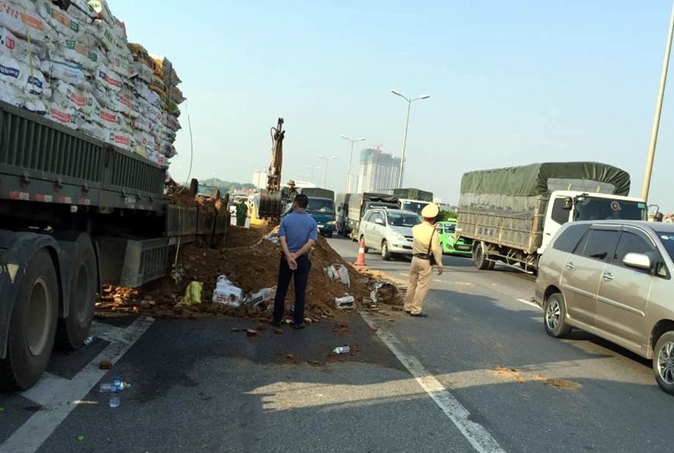 Cảnh sát giao thông phân luồng, hướng dẫn các phương tiện lưu thông qua khu vực xảy ra vụ việc.