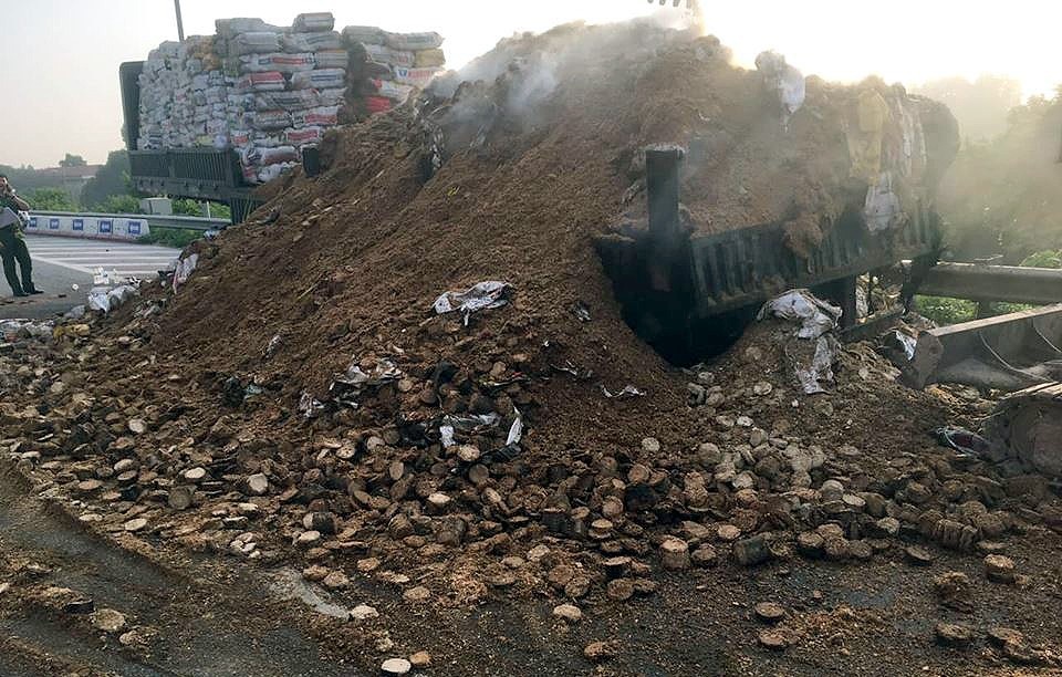 Khói âm ỉ trong khối mùn cưa.