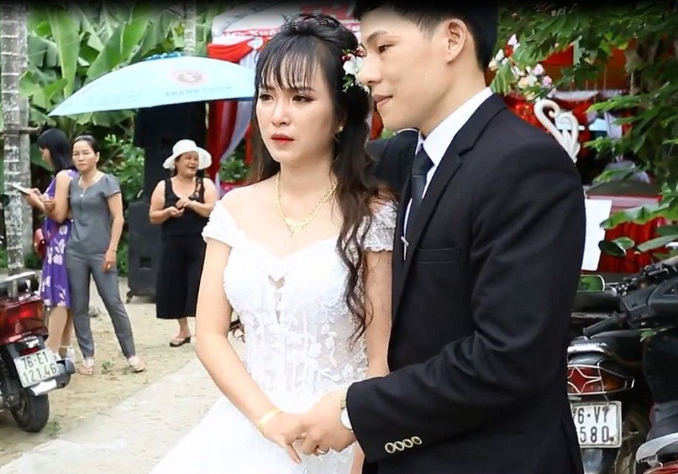 Xúc động clip cô dâu mồ côi ôm chú ruột khóc nấc trước khi về nhà chồng - 2 Chồng của Diễm an ủi chị rất nhiều