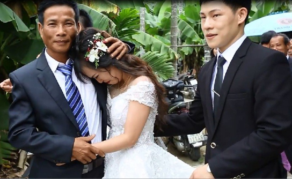 Xúc động clip cô dâu mồ côi ôm chú ruột khóc nấc trước khi về nhà chồng - 1 Cô dâu xúc động ôm chú ruột khóc nấc trước khi về nhà chồng