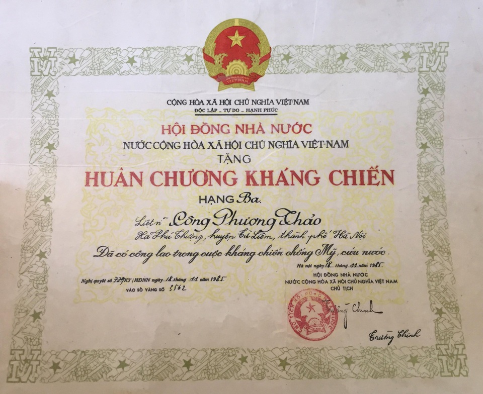 Phi công Việt Nam vụ máy bay rơi ở Tam Đảo: Con trai duy nhất của gia đình liệt sĩ - 3 Hội đồng Nhà Nước trao tặng Huân chương Kháng chiến Hạng ba cho liệt sĩ Công Phương Thảo.