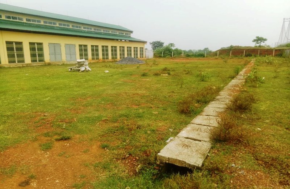 Nghệ An: Chợ mới xây dở dang, người dân “liều mình” tràn ra quốc lộ để buôn bán! - Ảnh 7. Nghệ An: Chợ mới xây dở dang, người dân “liều mình” tràn ra quốc lộ để buôn bán! - Ảnh 7.