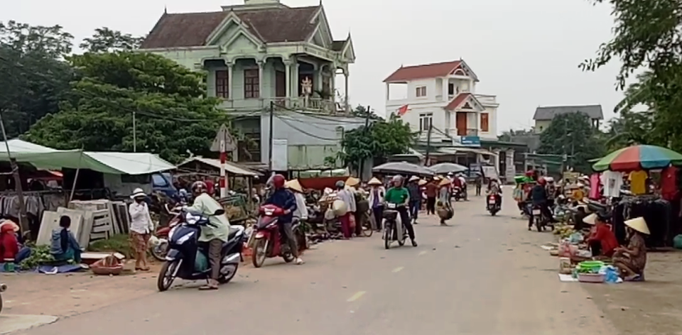 Nghệ An: Chợ mới xây dở dang, người dân “liều mình” tràn ra quốc lộ để buôn bán! - Ảnh 4. Nghệ An: Chợ mới xây dở dang, người dân “liều mình” tràn ra quốc lộ để buôn bán! - Ảnh 4.