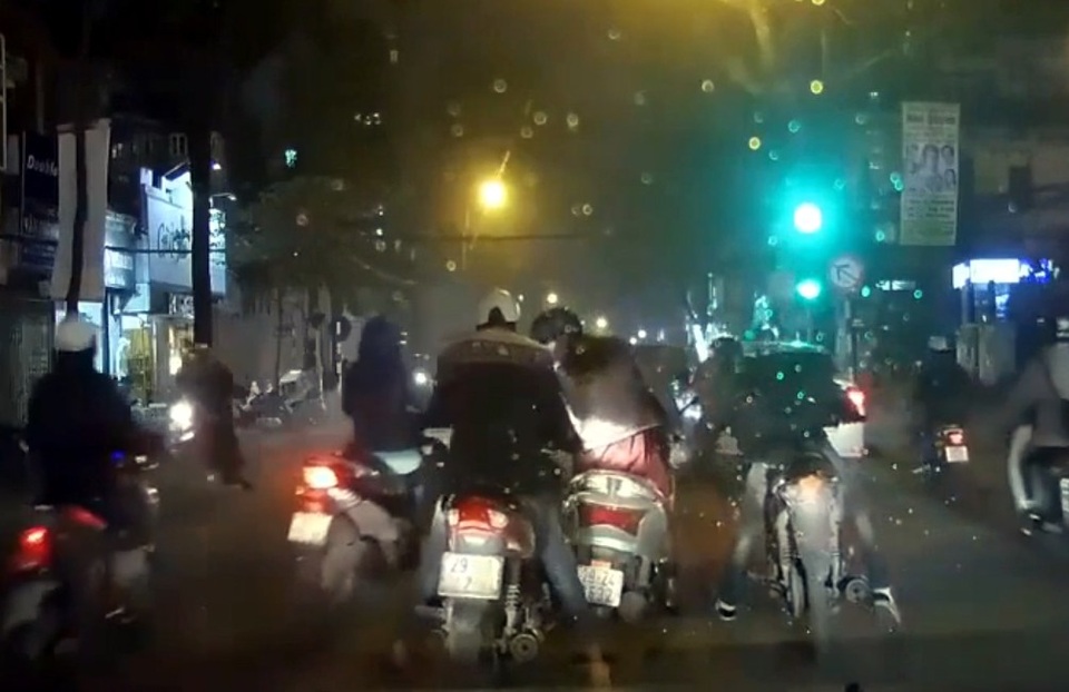 Vì sao nhiều người vẫn bị dàn cảnh va chạm giao thông để trộm tài sản? - 1 Màn kịch va chạm giao thông để trộm cắp tài sản của người đi đường.