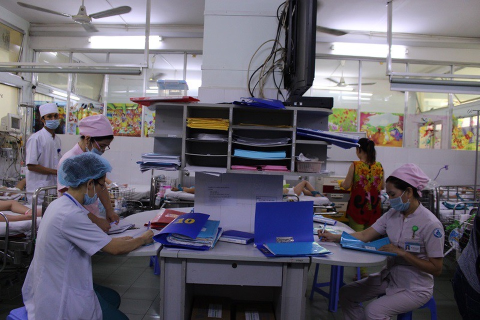Y bác sĩ kiệt sức giữa điểm nóng dịch bệnh - 3 Nhân viên y tế quay cuồng, không có thời gian để nghỉ lưng