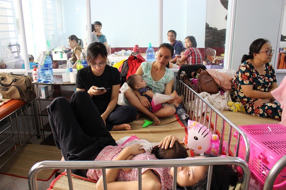 Y bác sĩ kiệt sức giữa điểm nóng dịch bệnh - 4 Bệnh viện đang phải căng mình tiếp nhận, điều trị cho những trẻ bệnh nặng