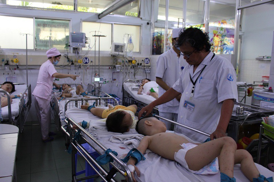 Y bác sĩ kiệt sức giữa điểm nóng dịch bệnh - 1 Bệnh nhân đông, nhiều ca bệnh nặng phải theo dõi liên tục