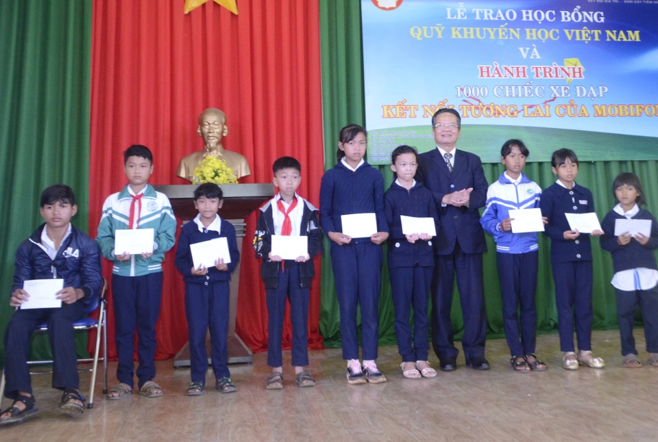 Trao hàng chục suất học bổng và xe đạp cho học sinh nghèo hiếu học tại Lâm Đồng - 1
Lãnh đạo Hội Khuyến học tỉnh Lâm Đồng trao học bổng cho các em học sinh nghèo vượt khó huyện Di Linh.