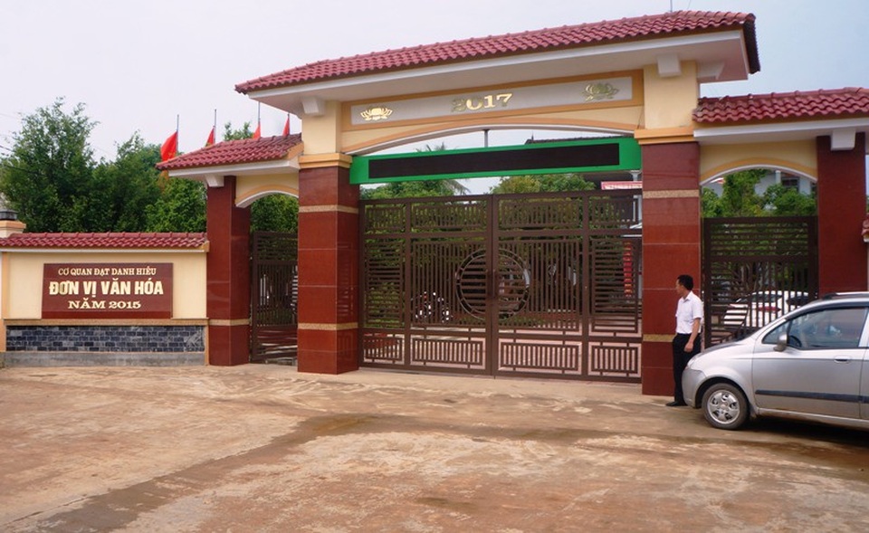 Một công nhân bị đuổi đánh vào tận phòng Chủ tịch UBND xã - 3 Tại cổng UBND xã, mặc dù anh T. đã quỳ gối xin lỗi nhưng vẫn phải đánh đến ngất lịm.