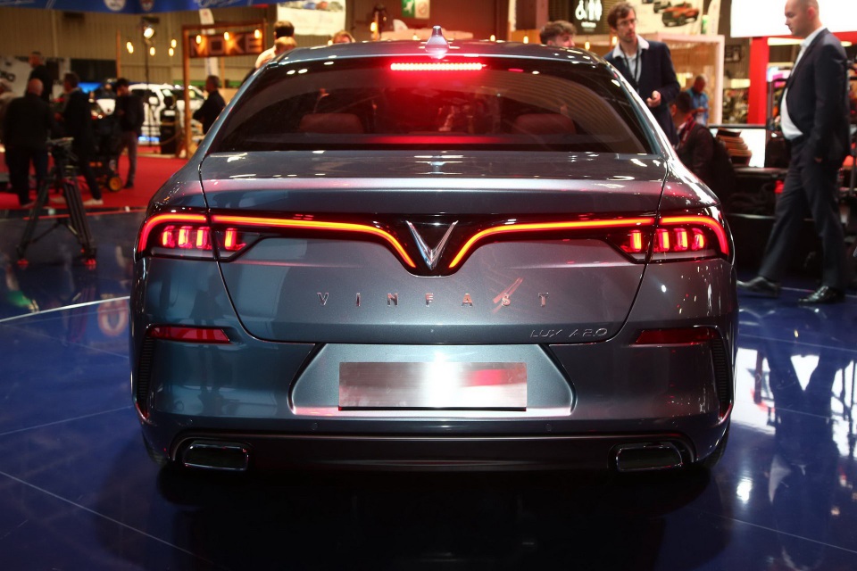 "Soi" kỹ hai mẫu xe VinFast trên sàn Triển lãm ô tô Paris 2018 - 17
Mẫu sedan có khả năng tăng tốc 0-100 km/h trong 8,9 giây với bản động cơ công suất thấp và 7,1 giây với bản động cơ công suất cao.