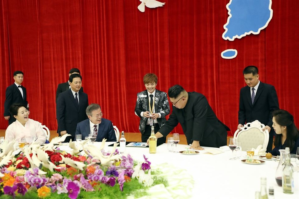 Ông Kim Jong-un tham gia màn ảo thuật trong tiệc chiêu đãi Tổng thống Hàn Quốc - 1 Văn phòng Tổng thống Hàn Quốc ngày 2/10 đã công bố các bức ảnh hậu trường được chụp trong chuyến thăm của Tổng thống Moon Jae-in tới thủ đô Bình Nhưỡng từ ngày 18-20/9. Đây là hội nghị thượng đỉnh lần thứ 3 trong năm nay của Hàn Quốc và Triều Tiên. Trong ảnh: Nhà lãnh đạo Kim Jong-un tham gia màn ảo thuật do ảo thuật gia Hàn Quốc Choi Hyun-woo thực hiện trên bàn tiệc tại nhà khách Mokran ở Bình Nhưỡng hôm 18/9.