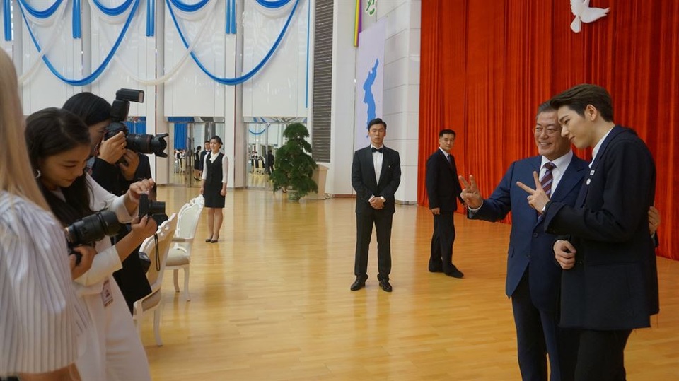 Ông Kim Jong-un tham gia màn ảo thuật trong tiệc chiêu đãi Tổng thống Hàn Quốc - 9 Tổng thống Moon Jae-in giơ hai ngón tay chụp ảnh với các nghệ sĩ Hàn Quốc trong bữa tiệc tối tại Triều Tiên.