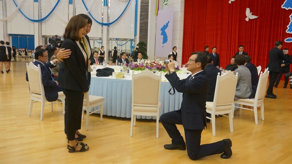 Ông Kim Jong-un tham gia màn ảo thuật trong tiệc chiêu đãi Tổng thống Hàn Quốc - 10 Người phát ngôn Văn phòng Tổng thống Hàn Quốc Kim Eui-kyum quỳ gối chụp ảnh cho lãnh đạo đảng Công lý Hàn Quốc Lee Jeong-mi.