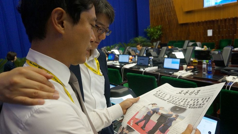 Ông Kim Jong-un tham gia màn ảo thuật trong tiệc chiêu đãi Tổng thống Hàn Quốc - 12 Các phóng viên Hàn Quốc đọc bài viết về thượng đỉnh liên Triều trên trang nhất của báo Rodong Sinmun, cơ quan ngôn luận của đảng Lao động Triều Tiên, tại phòng truyền thông ở Bình Nhưỡng.