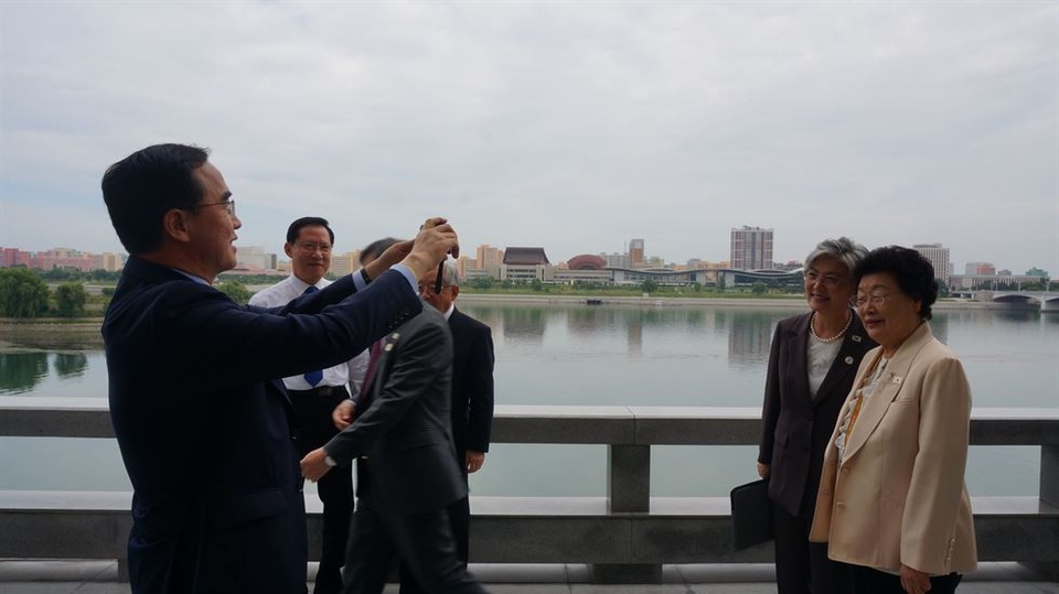 Ông Kim Jong-un tham gia màn ảo thuật trong tiệc chiêu đãi Tổng thống Hàn Quốc - 13 Bộ trưởng Bộ Thống nhất Hàn Quốc Cho Myoung-gyon (trái) chụp ảnh Ngoại trưởng Hàn Quốc Kang Kyung-hwa (áo đen) trong chuyến đi tới Triều Tiên.