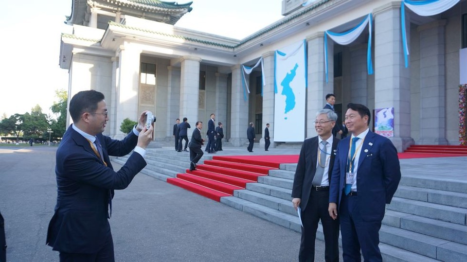 Ông Kim Jong-un tham gia màn ảo thuật trong tiệc chiêu đãi Tổng thống Hàn Quốc - 14 Chủ tịch LG Group Koo Kwang-mo chụp Chủ tịch Tập đoàn SK Hàn Quốc Chey Tae-won và ông Kim Hyun-chul - thư ký tổng thống Hàn Quốc phụ trách các vấn đề kinh tế bên ngoài một tòa nhà tại Triều Tiên.