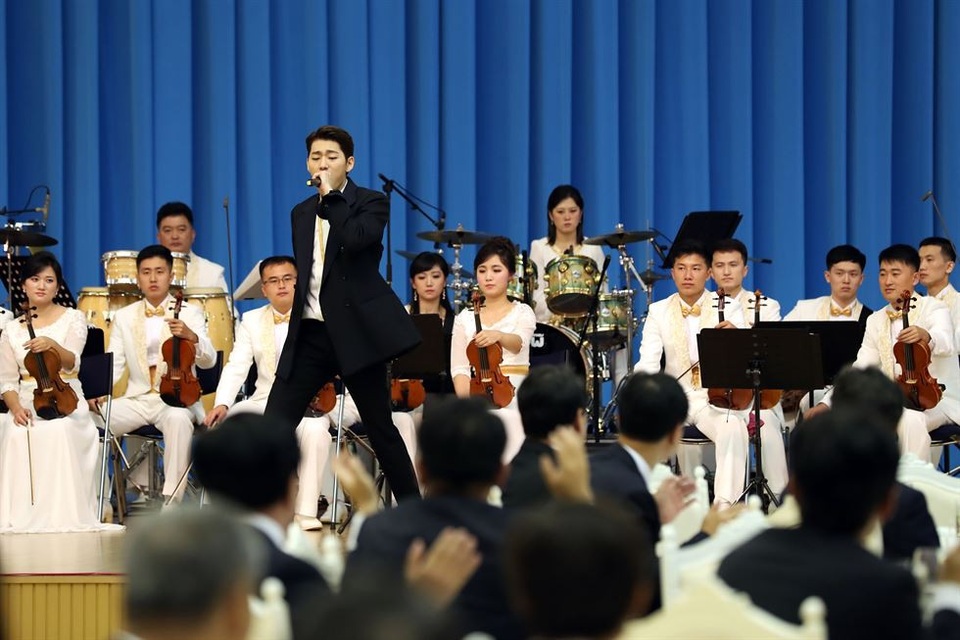 Ông Kim Jong-un tham gia màn ảo thuật trong tiệc chiêu đãi Tổng thống Hàn Quốc - 3 Ngôi sao hip hop Hàn Quốc Zico biểu diễn trong bữa tiệc tối tại nhà khách Mokran hôm 18/9.