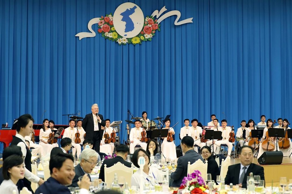 Ông Kim Jong-un tham gia màn ảo thuật trong tiệc chiêu đãi Tổng thống Hàn Quốc - 4 Triều Tiên đã treo bản đồ bán đảo Triều Tiên thống nhất màu xanh trên phông nền tại nơi tổ chức tiệc tối. Đây là bữa tiệc do nhà lãnh đạo Kim Jong-un chủ trì để đón tổng thống và phái đoàn Hàn Quốc.