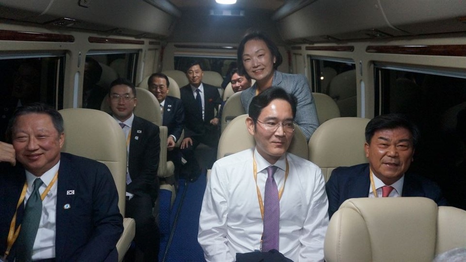 Ông Kim Jong-un tham gia màn ảo thuật trong tiệc chiêu đãi Tổng thống Hàn Quốc - 5 Các lãnh đạo doanh nghiệp hàng đầu của Hàn Quốc ngồi trên xe buýt khi tháp tùng Tổng thống Moon Jae-in tại Triều Tiên, gồm Chủ tịch Phòng Thương mại và Công nghiệp Hàn Quốc Park Yong-maan (bên trái hàng trên), Phó Chủ tịch Samsung Electronics Lee Jae-yong (giữa) và Chủ tịch LG Group Koo Kwang-mo (bên trái hàng dưới).
