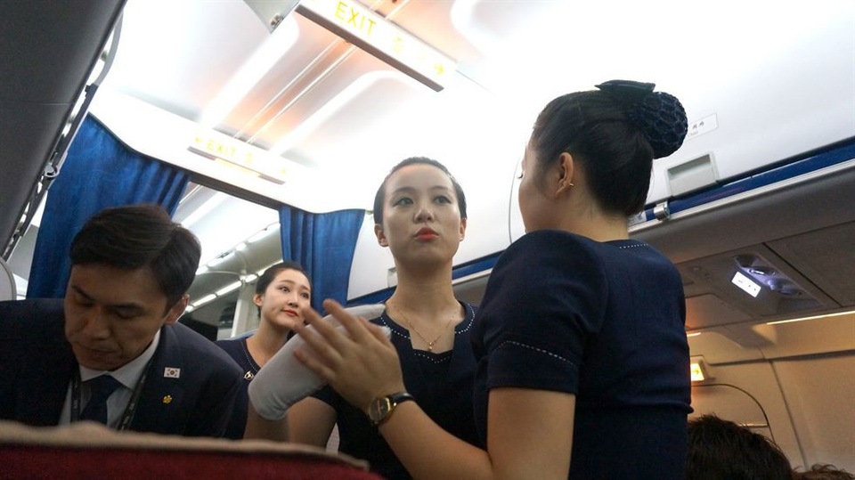 Ông Kim Jong-un tham gia màn ảo thuật trong tiệc chiêu đãi Tổng thống Hàn Quốc - 6 Các tiếp viên hàng không Triều Tiên trên chuyến bay chở phái đoàn Hàn Quốc tới núi Paekdu - ngọn núi thiêng của Triều Tiên. Tổng thống Moon và nhà lãnh đạo Kim Jong-un đã thực hiện chuyến thăm tới Paekdu.