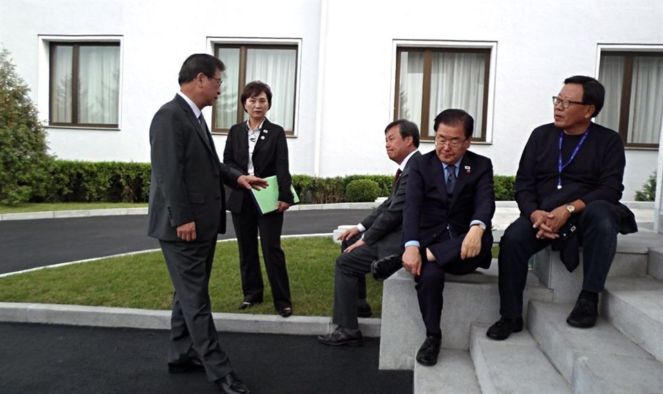 Ông Kim Jong-un tham gia màn ảo thuật trong tiệc chiêu đãi Tổng thống Hàn Quốc - 7 Các bộ trưởng và quan chức cấp cao trong nội các của Tổng thống Moon Jae-in ngồi bên ngoài Nhà Văn hóa Samjiyon, Triều Tiên. Từ trái qua phải: Giám đốc Cục Tình báo Quốc gia Hàn Quốc Suh Hoon, Bộ trưởng Bộ Đất đai, Hạ tầng và Giao thông Hàn Quốc Kim Hyun-mee, Bộ trưởng Bộ Văn hóa, Thể thao và Du lịch Hàn Quốc Do Jong-hwan và Cố vấn an ninh quốc gia tổng thống Hàn Quốc Chung Eui-yong.