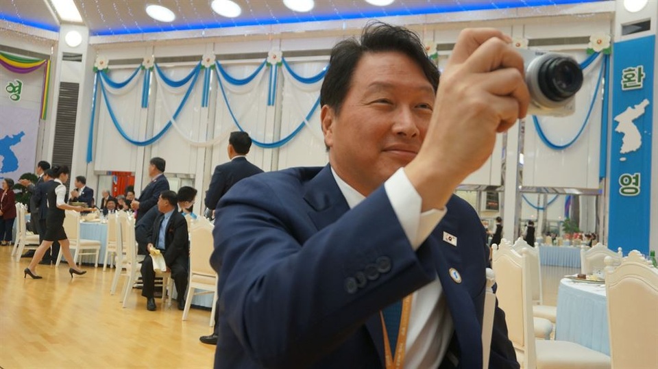 Ông Kim Jong-un tham gia màn ảo thuật trong tiệc chiêu đãi Tổng thống Hàn Quốc - 8 Chủ tịch Tập đoàn SK Hàn Quốc Chey Tae-won chụp ảnh trong tiệc tối chào mừng tại Triều Tiên.