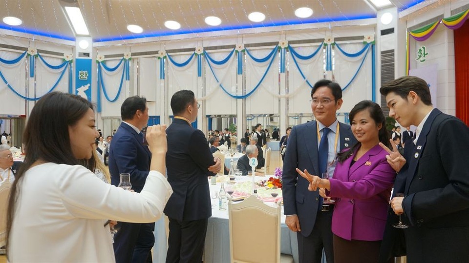 Ông Kim Jong-un tham gia màn ảo thuật trong tiệc chiêu đãi Tổng thống Hàn Quốc - 11 Phó Chủ tịch Samsung Electronics Lee Jae-yong (đeo kính) chụp ảnh cùng ca sĩ Hyon Song-wol, trưởng nhóm nhạc nữ nổi tiếng của Triều Tiên, và ngôi sao K-pop Zico.