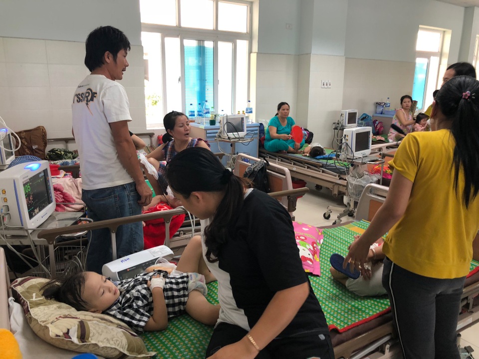 Bệnh tay chân miệng bùng phát trong trường học - 1 Bệnh tay chân miệng bùng phát mạnh tại Quảng Ngãi với trên 1.000 ca bệnh đã được ghi nhận.