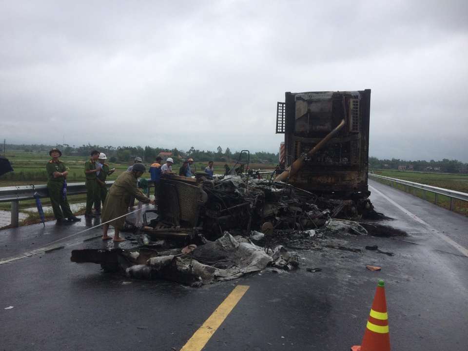 Xe container cháy rụi sau va chạm, 2 tỷ đồng ra tro - 1 Xe container chở thiết bị điện bốc cháy sau va chạm, ước tính thiệt hại lên đến 2 tỷ đồng.