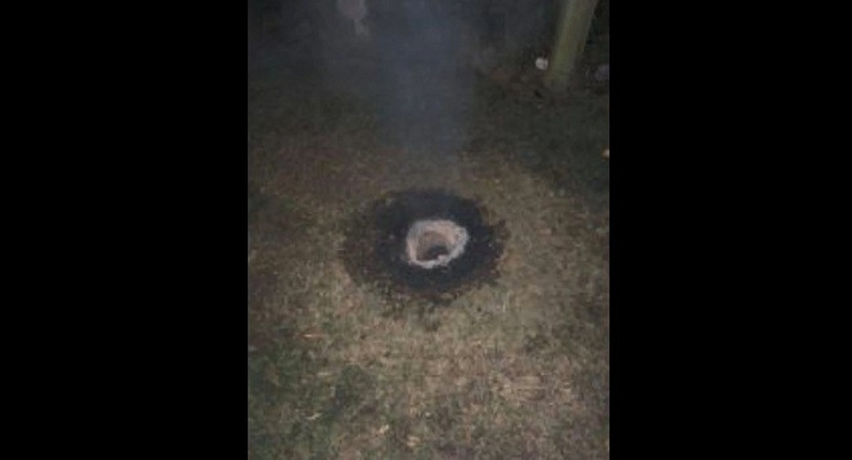 
Cảnh hố sâu bốc cháy một cách bí ẩn ở Mỹ.
