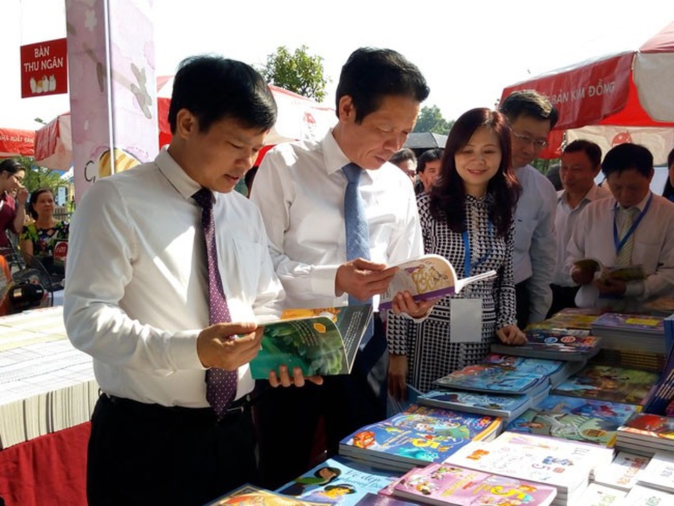 Nhiều chương trình bán sách giảm giá, khuyến mại tại Hội sách Hà Nội 2018 - 1 Ông Hoàng Vĩnh Bảo - Thứ trưởng Bộ Thông tin và Truyền thông và Phó Chủ tịch UBND TP. Hà Nội Đỗ Văn Quý thăm các gian hàng tại Hội sách Hà Nội lần thứ 5 năm 2018.