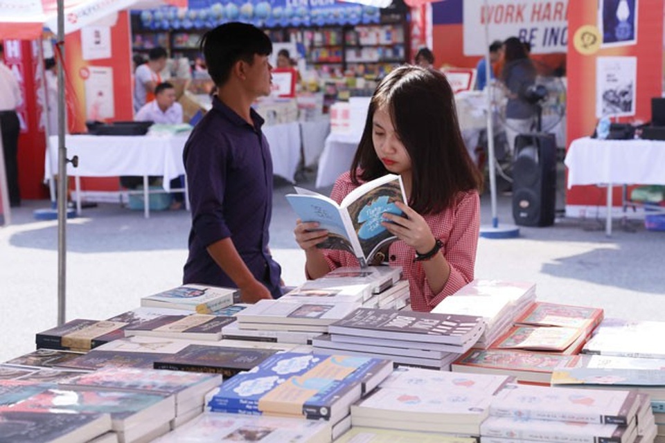 Nhiều chương trình bán sách giảm giá, khuyến mại tại Hội sách Hà Nội 2018 - 4 Bạn trẻ say sưa đọc tại khai mạc Hội sách Hà Nội 2018 sáng nay, ngày 3/10.