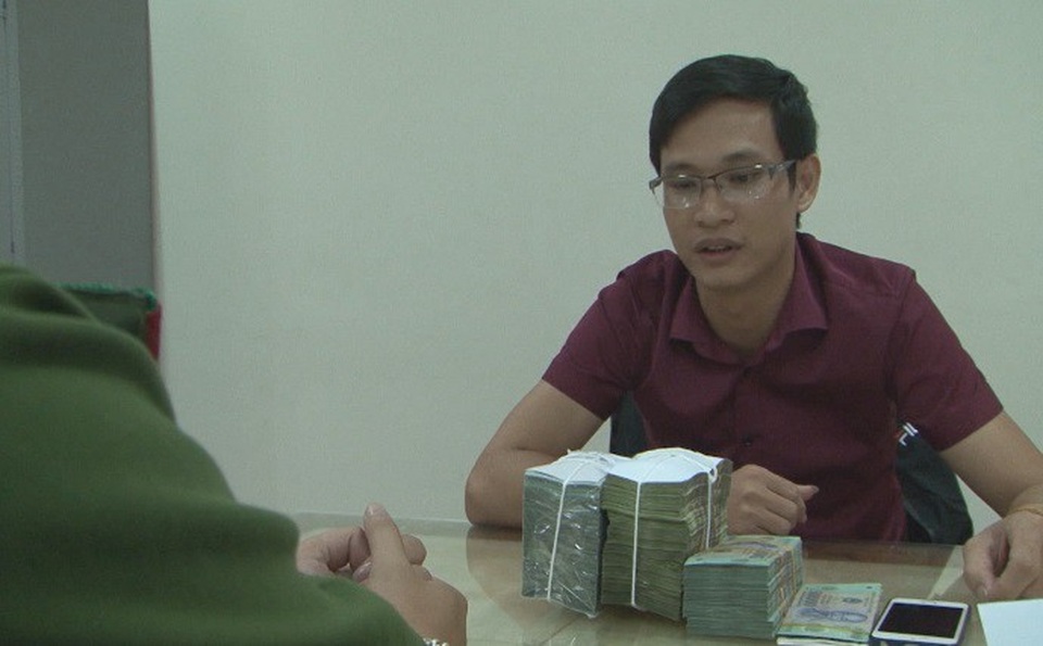 Bắt đối tượng giả danh phóng viên chiếm đoạt 1,9 tỉ đồng của doanh nghiệp - 1 Đối tượng cùng tang vật tại cơ quan công an (anh QTV)