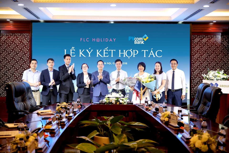 Cùng PVcomBank lựa chọn kỳ nghỉ thông minh tại FLC Holiday - 1 Đại diện PVcomBank và FLC Holiday ký kết hợp đồng hợp tác và trao đổi quà lưu niệm