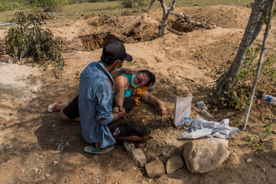 Bà Ling Ling, mẹ của nam sinh Nathan, gào khóc bên mộ của con trai tại nghĩa trang Poboya Indah (Ảnh: New York Times)
