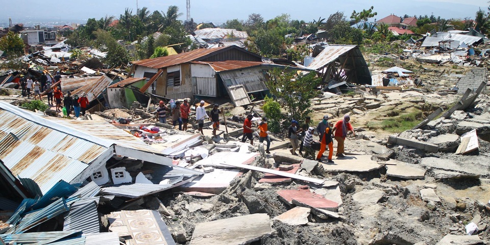 Indonesia: Dùng tay đào xới đống đổ nát tìm kiếm nạn nhân sau thảm họa kép - 1
Nhiều làng mạc bị san phẳng do động đất, sóng thần. (Ảnh: Reuters)