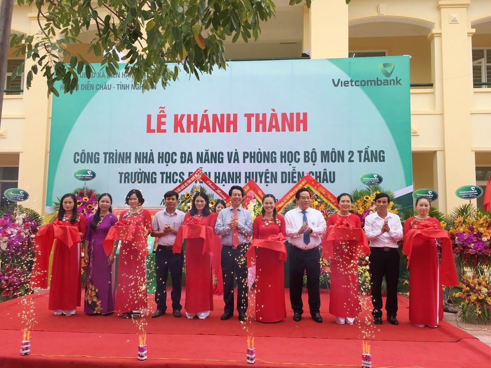 
Các đại biểu tham gia cắt băng khánh thành công trình nhà học đa năng và phòng học bộ môn 2 tầng Trường THCS Diễn Hạnh
