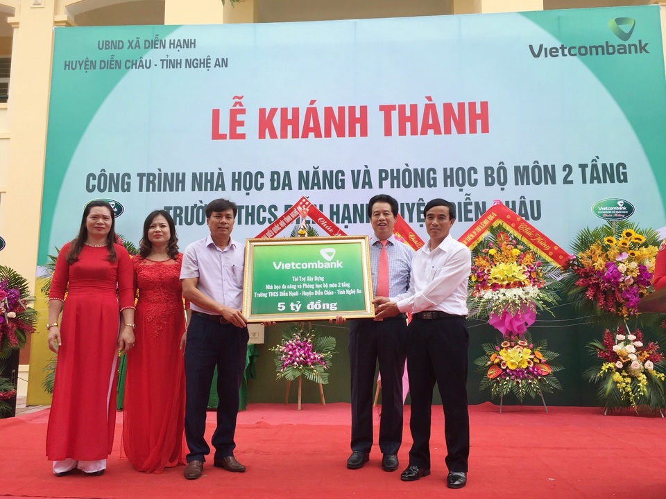 
Thay mặt Ban Lãnh đạo Vietcombank, ông Nguyễn Mỹ Hào – Ủy viên Hội đồng quản trị (thứ 2 từ phải sang) trao biển tượng trưng số tiền 5 tỷ đồng của Vietcombank tài trợ xây dựng công trình Trường THCS Diễn Hạnh
