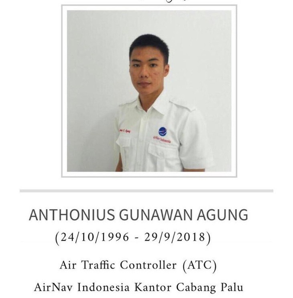 Phi công Indonesia kể lại phút cất cánh ngay khi động đất/sóng thần ập tới - 3 Bức ảnh tôn vinh nhân viên kiểm soát không lưu Agung đã lan truyền nhanh chóng trên mạng xã hội và câu chuyện của anh đã khiến dư luận xúc động (Ảnh: Twitter)