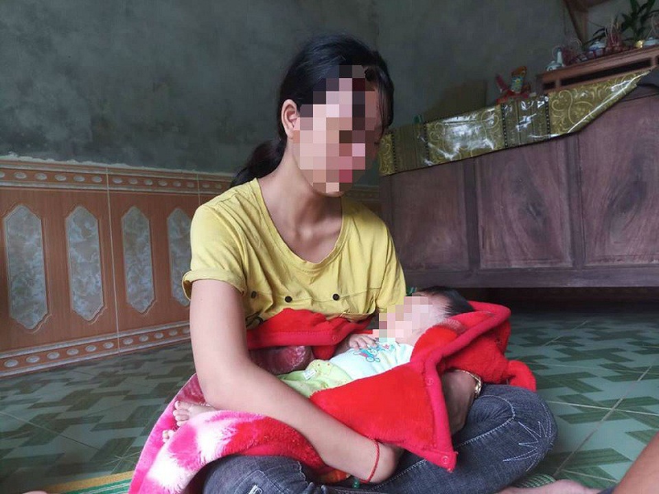 Mẹ trẻ 16 tuổi lên Facebook cầu cứu vì bị chồng bạo hành - 2
Em gái chưa học hết cấp 3 đã phải làm mẹ, làm vợ, buồn bã kể về hoàn cảnh của mình.