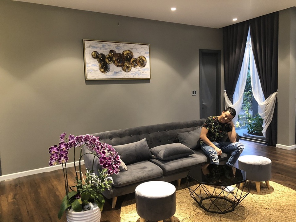 Cao Thái Sơn cho biết, ngôi nhà mới này khi đứng từ bên ngoài nhìn vào sẽ thấy được sự độc đáo của nó. Đây chính là nơi anh thư giãn và tụ tập bạn bè sau những ngày làm việc mệt mỏi.