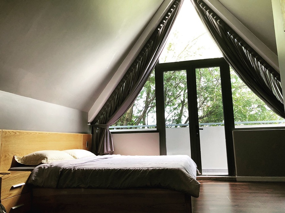 Phòng ngủ trên tầng áp mái tràn ngập ánh sáng và hiện đại, mỗi sáng thức dậy đều giúp chủ nhân dễ dàng tái tạo năng lượng tích cực.