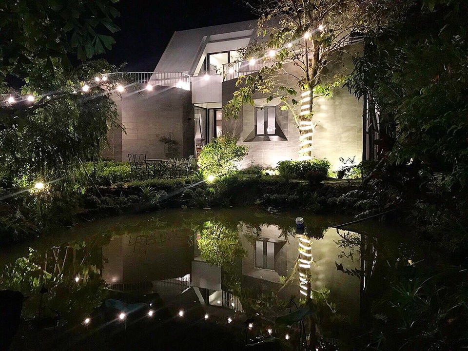 Cao Thái Sơn cho biết, căn nhà này mang một ý nghĩa rất lớn khi chính nam ca sĩ cho thiết kế và xây dựng từ nền móng đầu tiên khi chỉ là một miếng đất xung quanh toàn cây cối và ao cá.