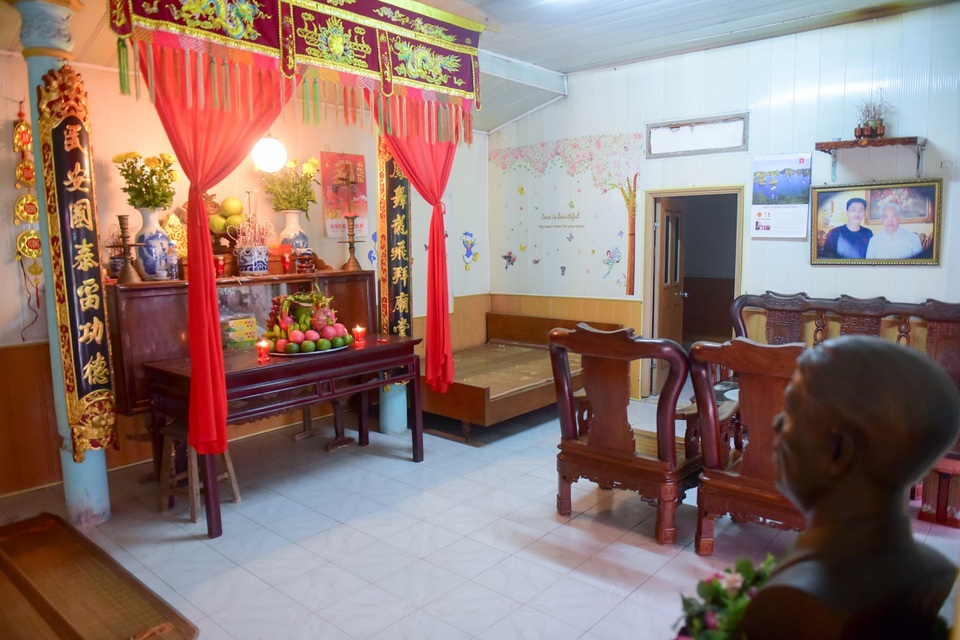 Ngôi nhà cấp 4 giản dị của nguyên Tổng Bí thư Đỗ Mười ở quê nhà - 5
Bên trong nhà, chính giữa là nơi đặt ban thờ gia tiên.