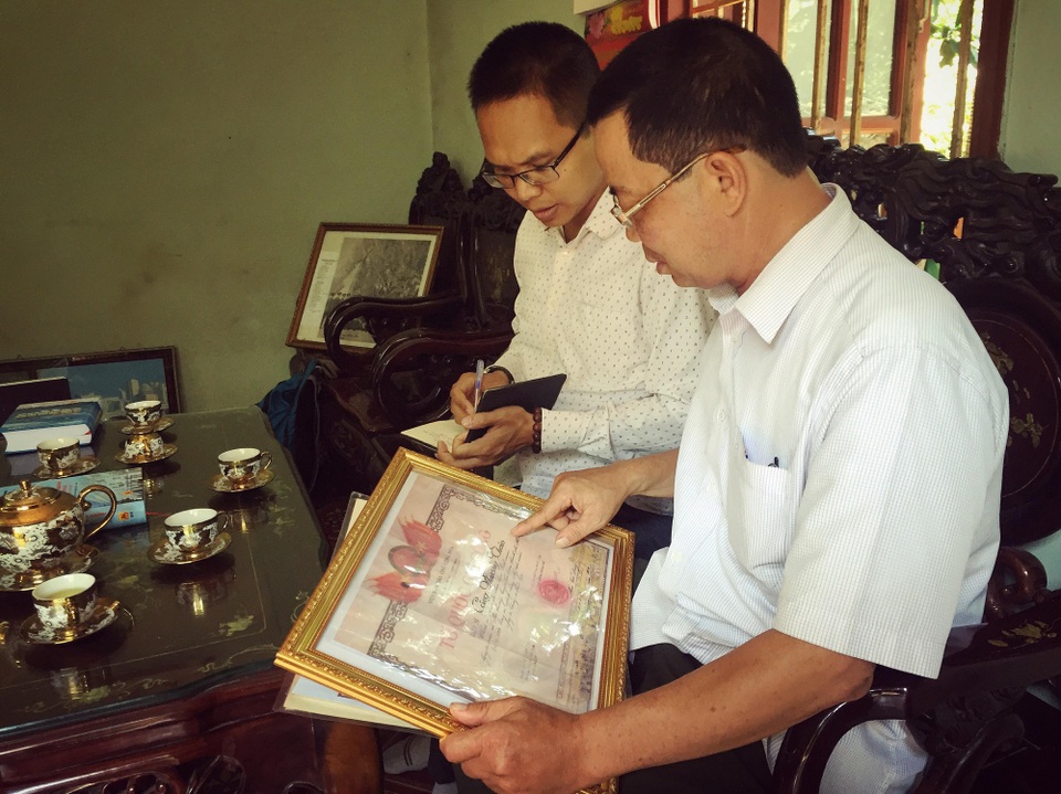 Phi công Việt Nam vụ máy bay rơi ở Tam Đảo: Con trai duy nhất của gia đình liệt sĩ - 2 Ông Công Văn Mão (phải) chia sẻ câu chuyện về liệt sĩ phi công Công Phương Thảo với PV Dân trí.