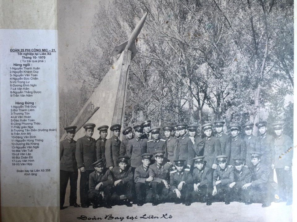 Phi công Việt Nam vụ máy bay rơi ở Tam Đảo: Con trai duy nhất của gia đình liệt sĩ - 1
Ảnh kỷ niệm đoàn bay 358 tại Liên Xô (khóa 1967-1970). Liệt sĩ Công Phương Thảo ở hàng sau, thứ 6 từ trái sang (Ảnh do gia đình liệt sĩ Công Phương Thảo cung cấp).