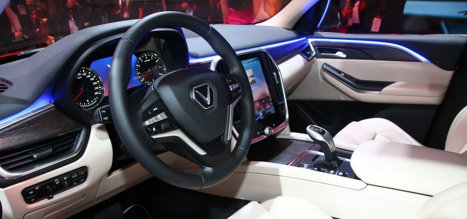 "Soi" kỹ hai mẫu xe VinFast trên sàn Triển lãm ô tô Paris 2018 - 23
Người dùng có thể trượt các biểu tượng giống như thao tác trên smartphone dùng hệ điều hành Android và iOS