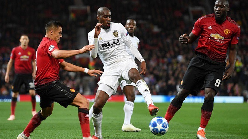 Sanchez, Lukaku tệ nhất trong trận hòa của Man Utd trước Valencia - 3
Sanchez (trái) thi đấu như mơ ngủ trong suốt những phút có mặt trên sân